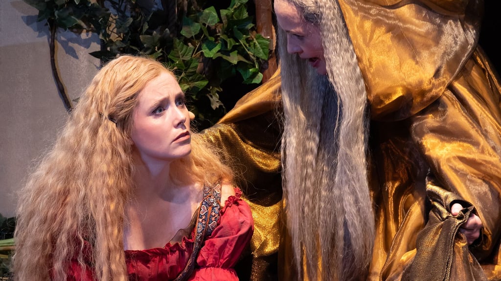 Aschenputtel (Cara Maria Nagler) und Madame au Delà (Christel Ortmann)