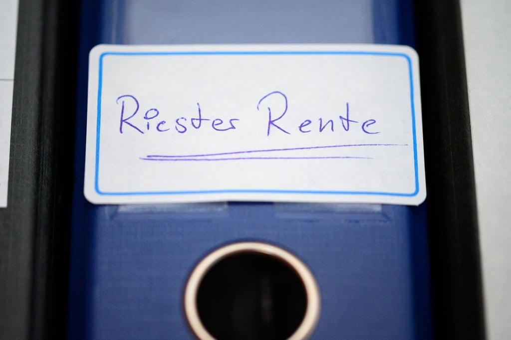 Der Bundesgerichtshof hat eine Klausel über mögliche Kosten beim Riester-Vertrag für ungültig erklärt.