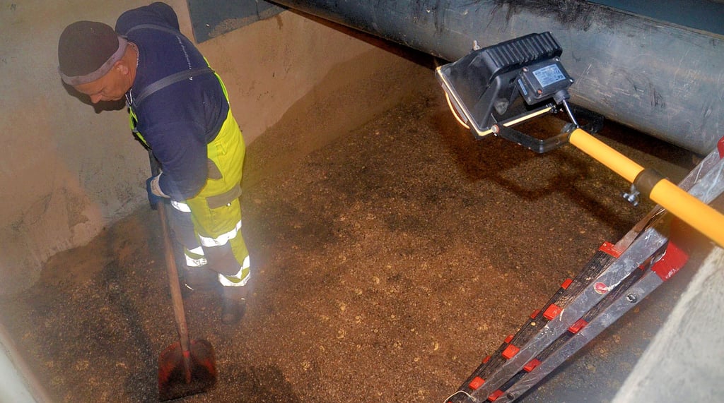 Zwar wird der alte Filterkies in den Katakomben des Staßfurter Erlebnisbades mit einer Vakuumpumpe abgesaugt. Das geschieht aber nicht ganz ohne mühsames Schippen durch Marko Unger und seinen Kollegen.