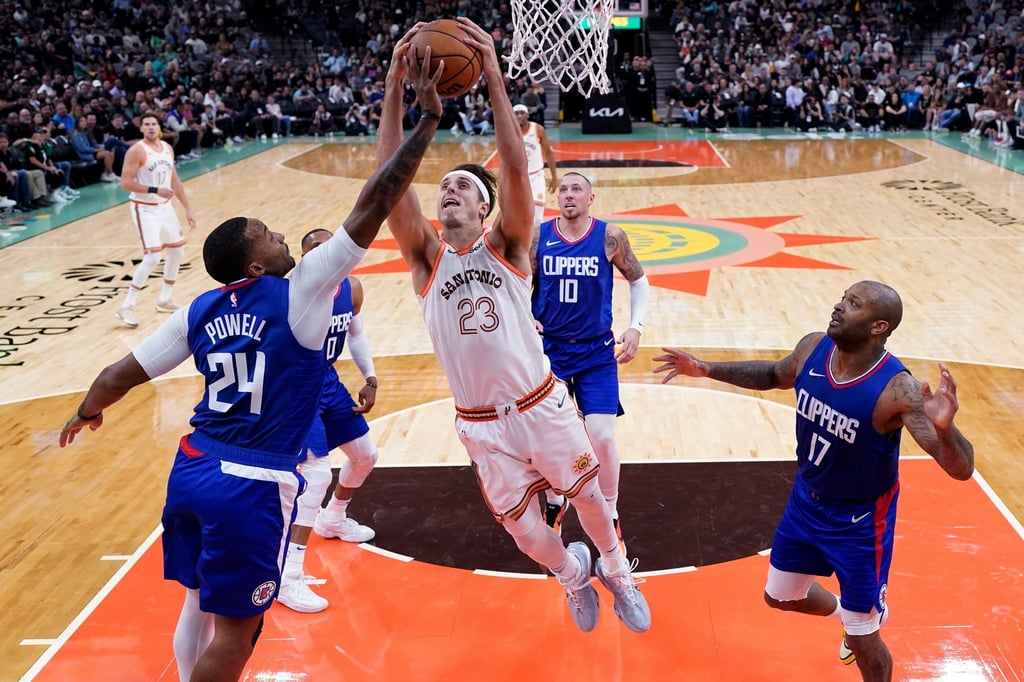 Spurs-Forward Zach Collins wird von Clippers-Guard Norman Powell (l) geblockt.