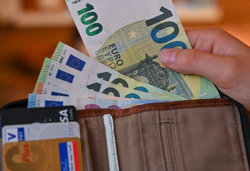 Viele Eurobanknoten stecken in einer Geldbörse.