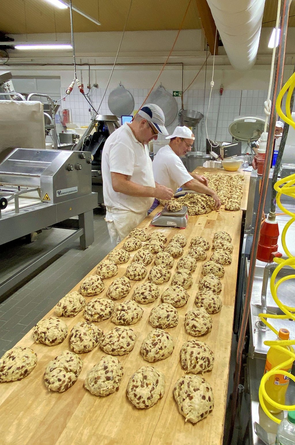 Per Hand werden die 70 Kilogramm Teig geformt.