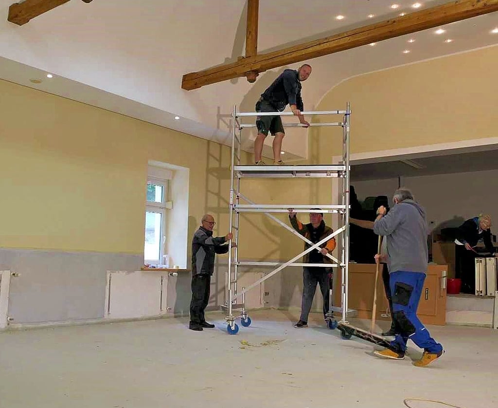 Mitglieder des Dorfgemeinschaftsvereins übernahmen einen Teil der Malerarbeiten. Auch der Bauhof Güsten unterstützte zum Großteil Sanierungsarbeiten im Amesdorfer Saal.