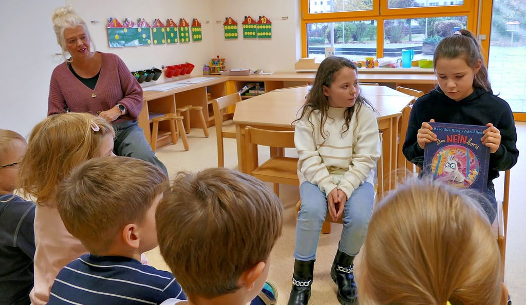 Vorlesetag der Grundschule Elster: Hier lesen die Schüler Ally und Emilia (v.l.) Kitakindern vor.
