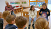 Vorlesetag der Grundschule Elster: Hier lesen die Schüler  Ally und Emilia (v.l.) Kitakindern vor. 