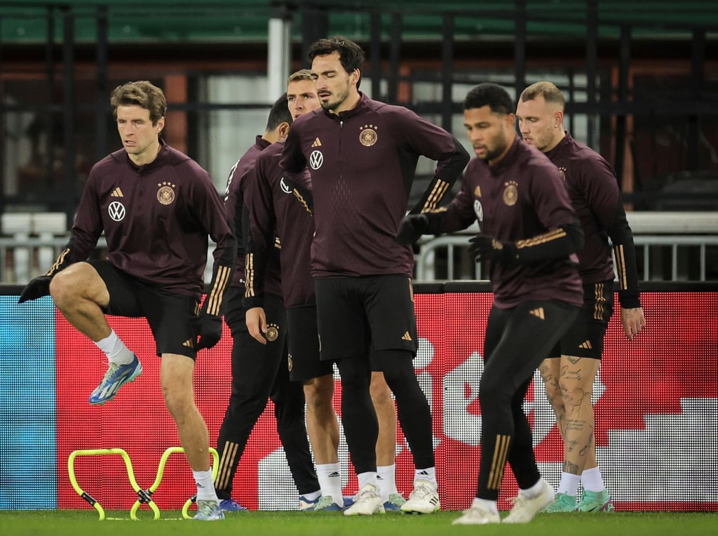 Thomas Müller (l) und Mats Hummels (2.v.l) beim Abschlusstraining.