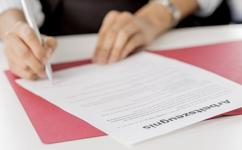 Wenn ein Arbeitgeber die Leistung eines Mitarbeiters im Arbeitszeugnis als unterdurchschnittlich bewertet, muss er dies begründen und gegebenenfalls nachweisen können.