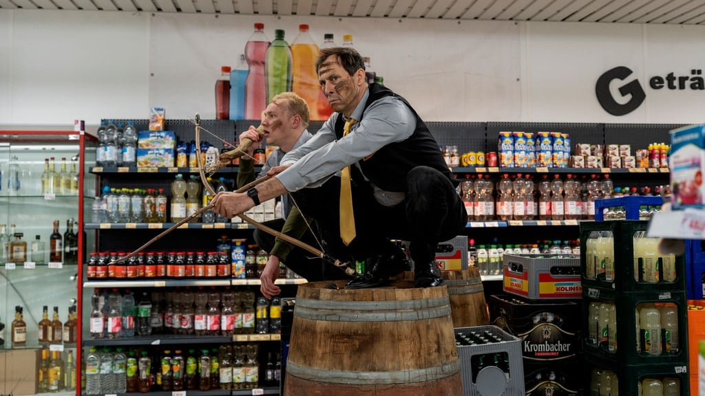Titus (Bruno Alexander) und Thorsten (Marc Hosemann) in einer Szene aus „Die Discounter“.