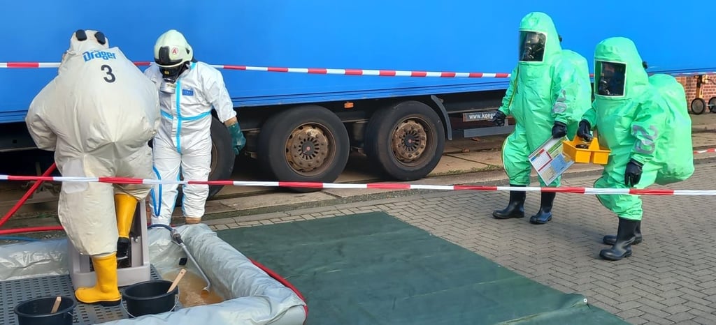 In Spezialausrüstung waren Feuerwehrleute vor Ort.