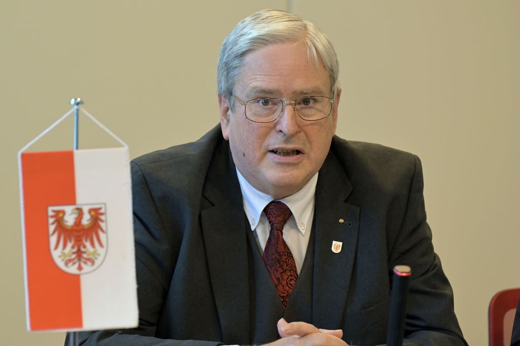 Brandenburgs Energieminister Jörg Steinbach (SPD) spricht während der Pressekonferenz.