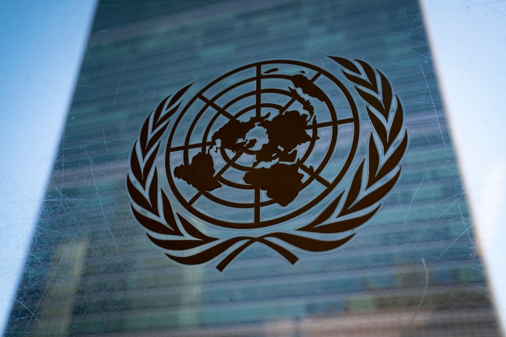 Das Logo der Vereinten Nationen am UN-Hauptquartier in New York.