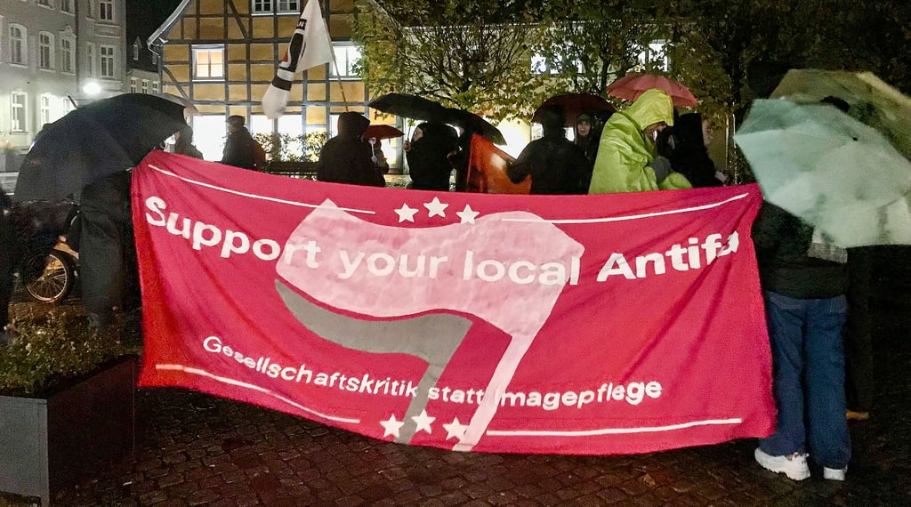 Rund 50 Personen haben sich zu einer Kundgebung auf dem Rathausturmplatz in Salzwedel getroffen.