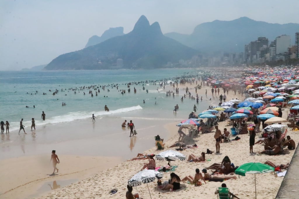 Besucher am Strand von Ipanema. Die Stadt Rio de Janeiro hatte jüngst mit 41,9 Grad Celsius erneut einen Hitzerekord gebrochen.