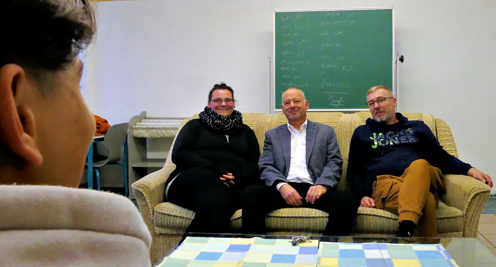Steffen Staake (M.) von der IBLM stellt die Räume, Susann Schiek, Andreas Bauer und ihre Kollegen betreuen die Jugendlichen.