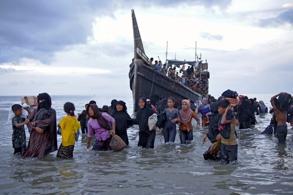 Ethnische Rohingya verlassen ihr Boot nach der Landung in Ulee Madon in der Provinz Aceh.
