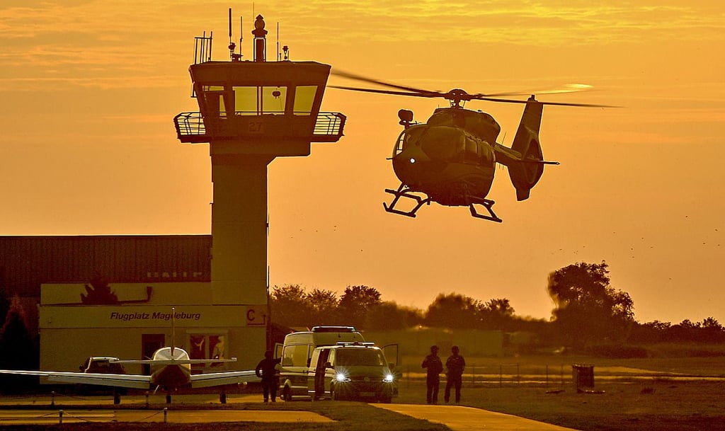 Ein Hubschrauber landet auf dem Flugplatz Magdeburg. Dort steht zum neuen Jahr ein Betreiberwechsel an.