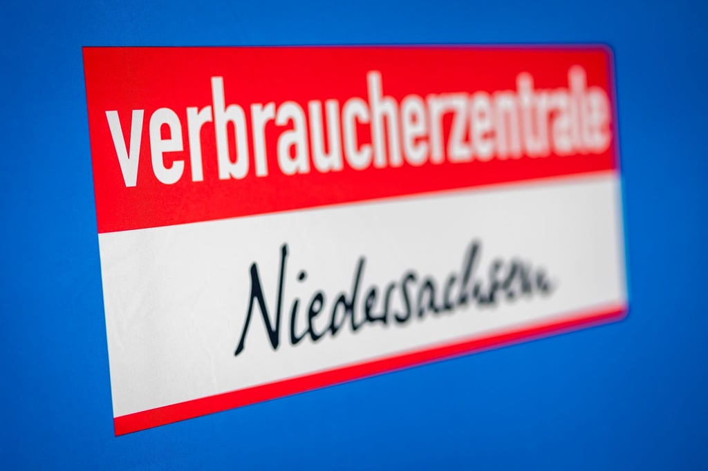 Der Schriftzug „Verbraucherzentrale Niedersachsen“ ist an einer Wand zu lesen.