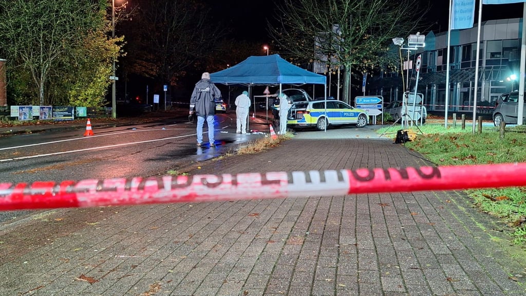 Polizisten untersuchen den Tatort.