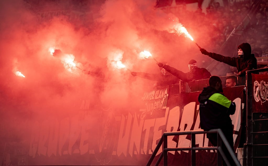 Bei einem Zweitliga-Spiel zünden Fans Pyrotechnik im Stadion an.