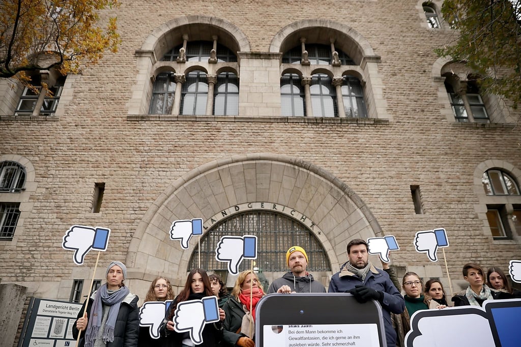 Unterstützer der Klage stehen vor dem Landgericht Berlin.