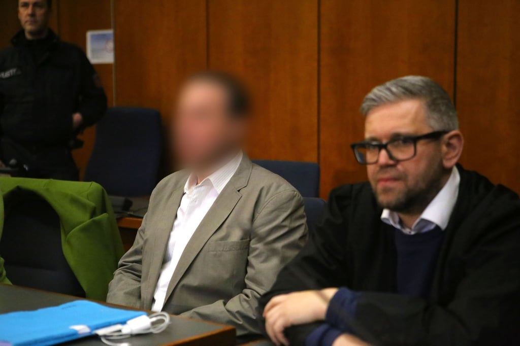 Der Angeklagte (l) sitzt neben einem seiner Anwälte in einem Saal des Landgerichts Göttingen.