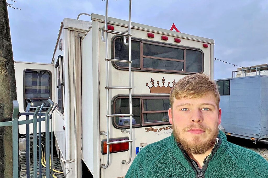 Carlo Eickenberg ist Schausteller auf dem Heele-Christ-Markt in Bernburg. Unbekannte haben seinen Wohnwagen mit Böllern attackiert.
