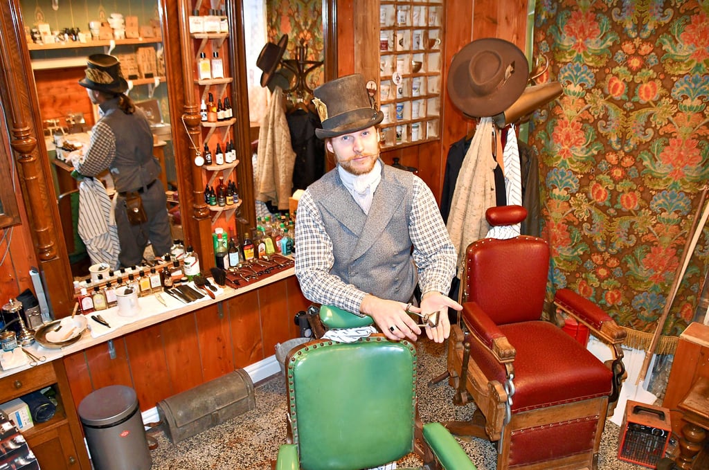 Ulrich Junga, der historische Barbier, in seinem Laden in Stiege. Dort erwartet Kunden ein Ambiente wie um das Jahr 1900.