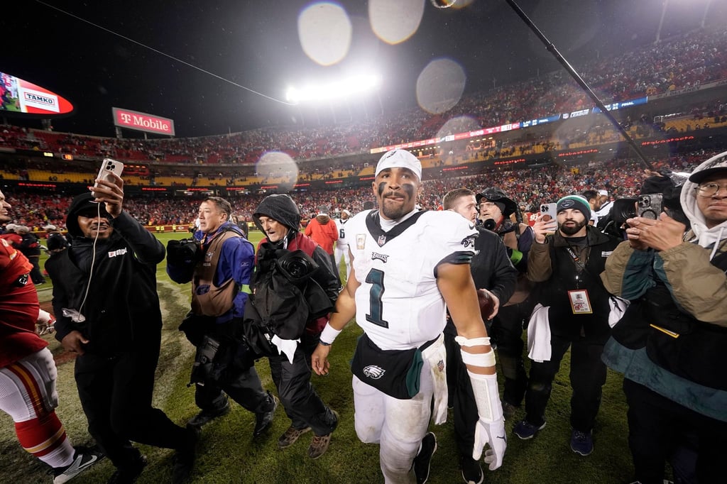 Philadelphia Eagles-Quarterback Jalen Hurts verlässt das Spielfeld nach dem Spiel.