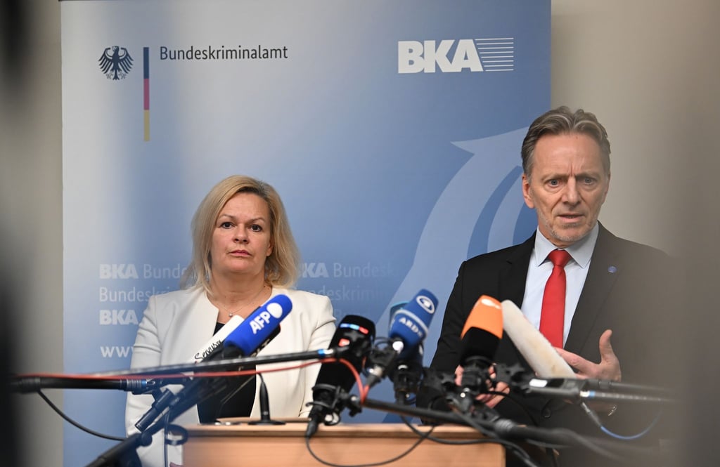 Innenministerin Nancy Faeser und BKA-Präsident Holger Münch äußern sich nach dem Besuch des Gemeinsamen Terrorismusabwehrzentrums. Seit dem Hamas-Angriff wurden in Deutschland mehr als 3500 Straftaten registriert.