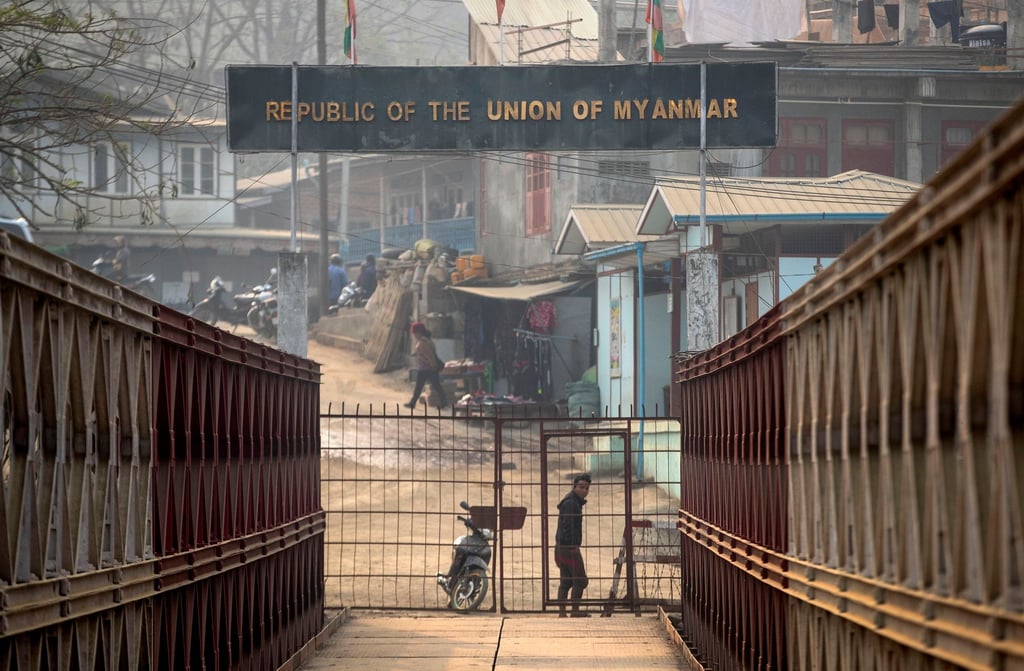 Ein Myanmare blickt an der Grenze zwischen Indien und Myanmar in Richtung der indischen Seite (Archivbild).
