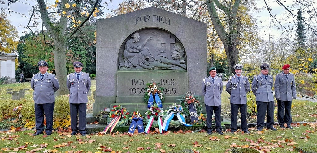 Viele waren zum Gedenken am Volkstrauertag auf den Michaelisfriedhof in Zeitz gekommen.