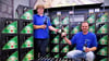 Die Marktleiterin der „Getränke Quelle“ Köthen, Susanne Doberitzsch, und ihr Stellvertreter, Christopher Würdisch, haben Köthener Bier im Angebot.