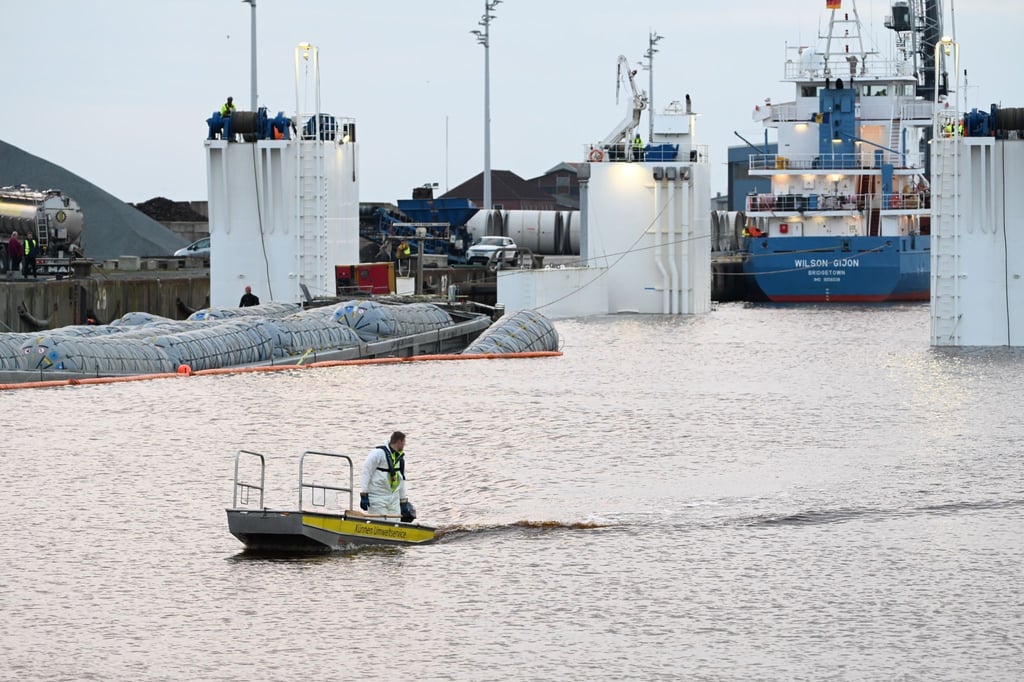 Bergungsspezialisten bereiten das mit Luftsäcken gehobene Binnenschiff „Sabine“ zum Andocken vor.