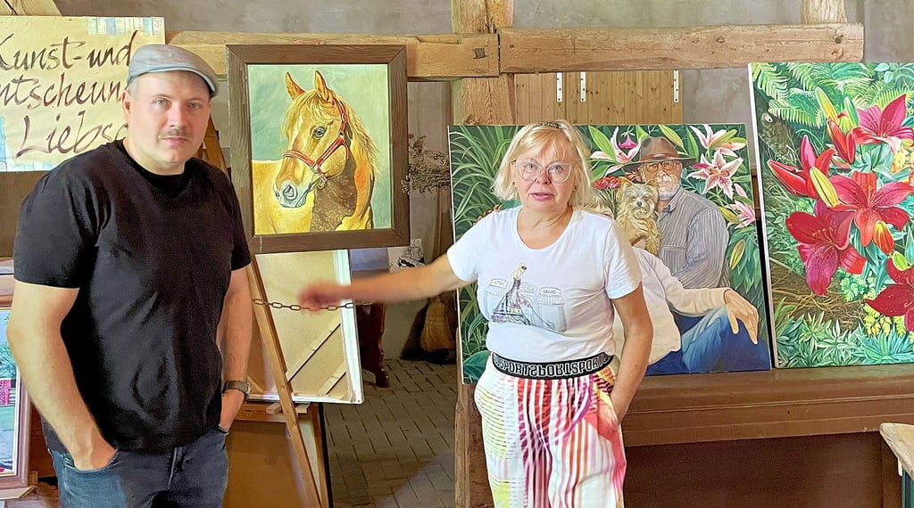 Christine Liebsch im Gespräch mit Andreas Müller bei der Vorbereitung des Scheunenevents in Steinitz.