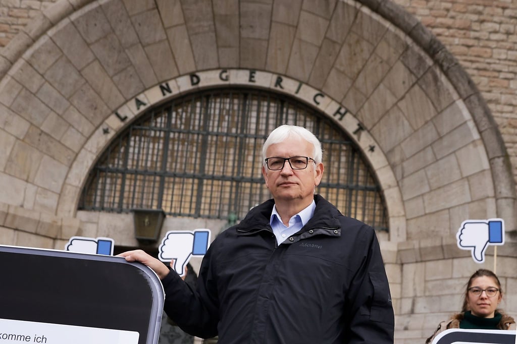 DHU-Geschäftsführer Jürgen Resch vor dem Landgericht Berlin.