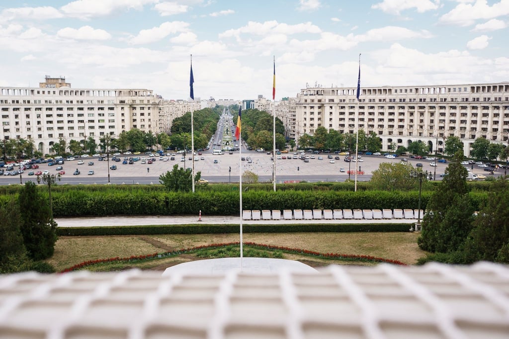 Blick vom Balkon des Parlamentspalastes über den Bulevardul Unirii. Die Prachtstraße ließ Ceaușescu in den 1980er-Jahren anlegen.