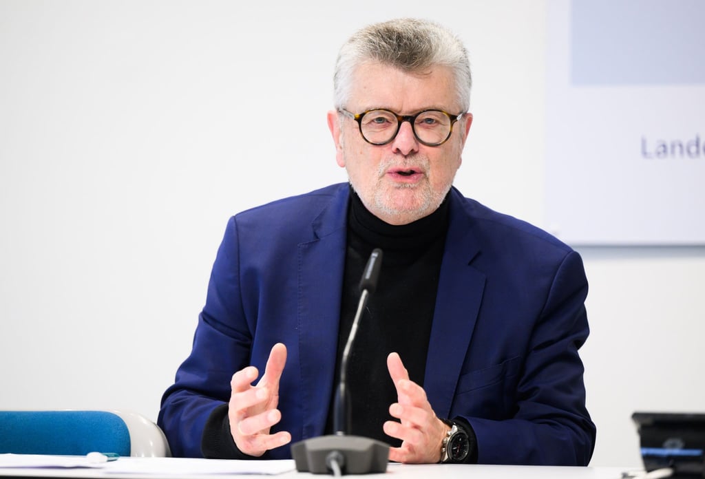 Gerhard Wegner spricht bei einer Kabinettspressekonferenz.