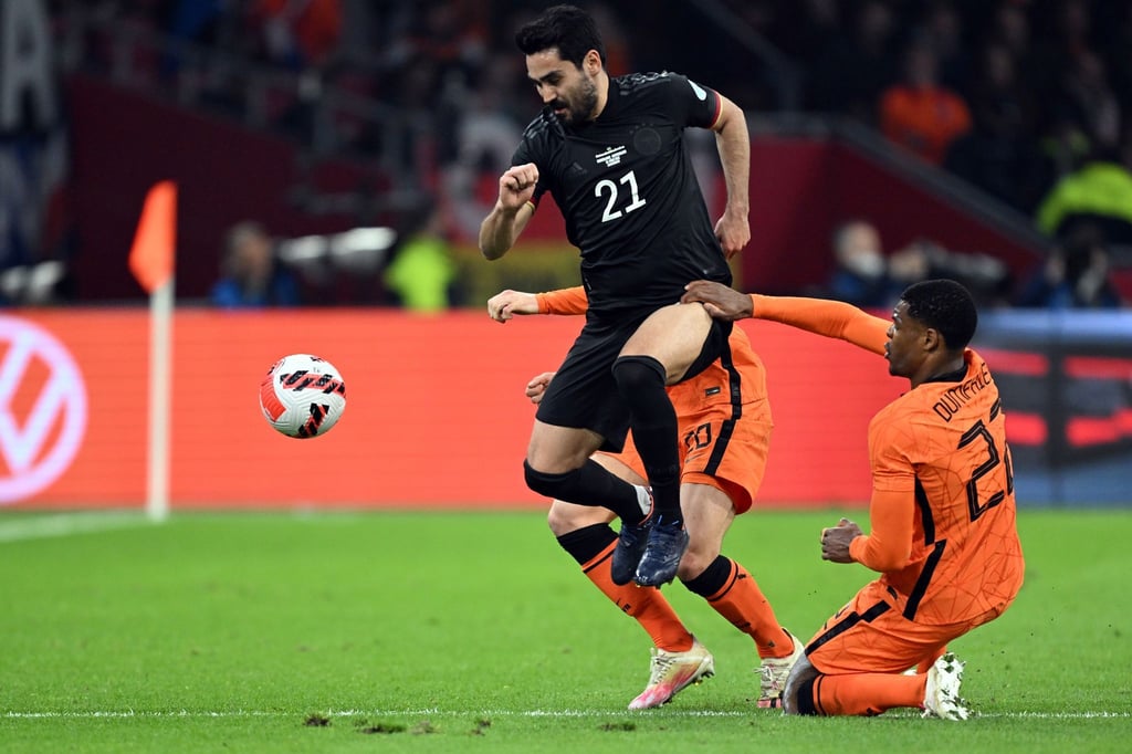 Deutschlands Ilkay Gündogan im Zweikampf mit zwei Niederländern.
