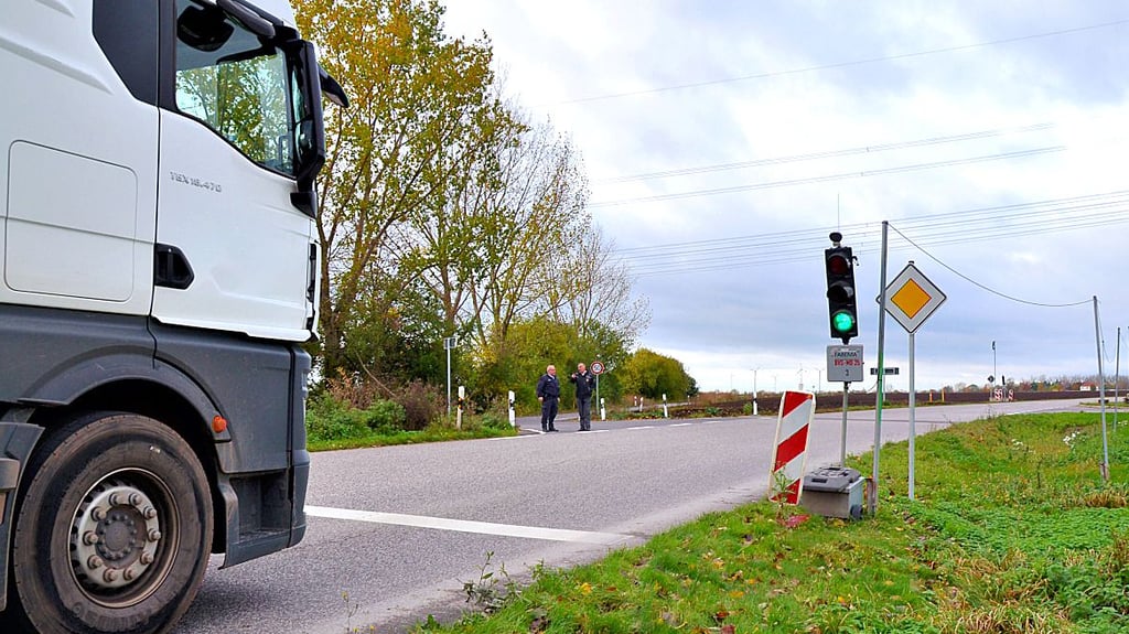 Vor Ort machen sich Verwaltungschef Methner und Polizeihauptkommissar Böschel ein Bild von der Situation an der Ampelanlage an der Bielefelder Straße.