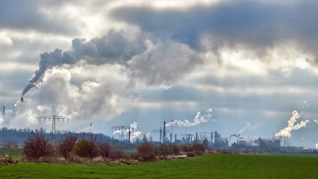 Das ist der Blick aus Richtung Norden hinüber zum Chemiestandort Leuna. Auf den Flächen dazwischen soll im Bereich Merseburg-Süd-West das neue Industriegebiet Leuna III entstehen.