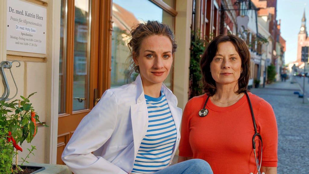 Dr. Holly Sass (Karoline Teska) und Dr. Katrin Herz (Inka Friedrich) vor der Tangermünder Praxis.