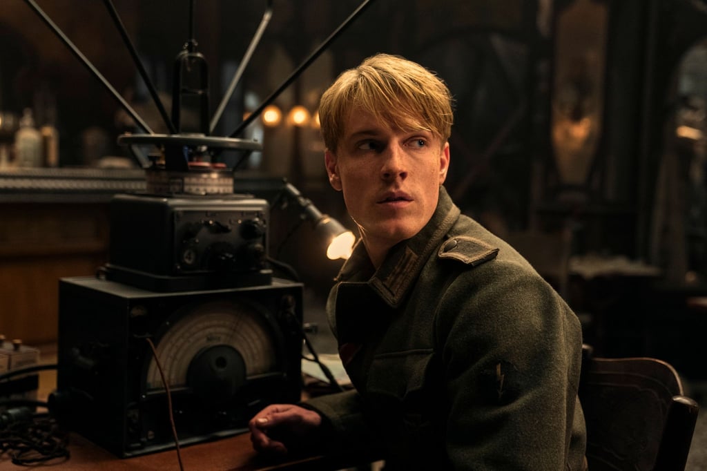 Louis Hofmann als der junge Werner in einer Szene aus „Alles Licht, das wir nicht sehen“.