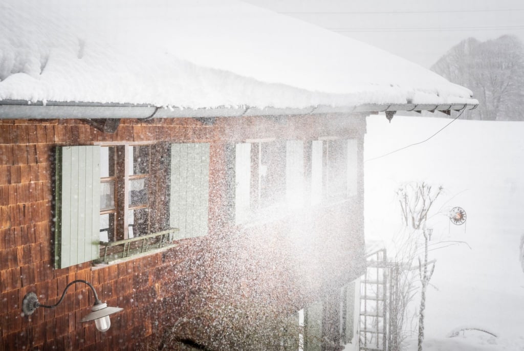 Schnee und Nässe bleiben besser draußen. Daher sollte man vorher nachschauen, ob Dach, Sockel usw. fit für den Winter sind.