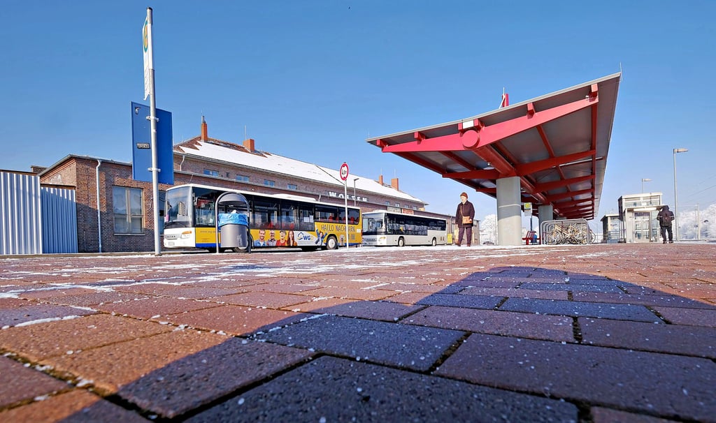Die Schnittstelle am Bahnhof Wolfen wird oft Opfer von Vandalen. Der Stadtrat fordert eine Videoüberwachung. Doch ist das rechtlich möglich?