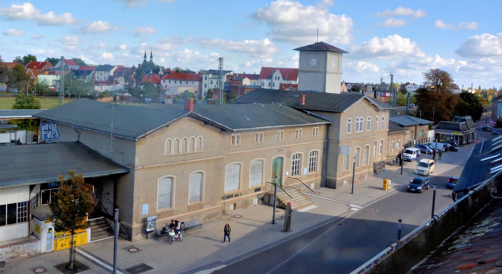 Die Städtische Wohnungsbau (SWB) hat große Pläne für den Schönebecker Bahnhof. Doch baulich getan hat sich nach rund zwei Jahren noch nichts. Jedoch gibt es inzwischen einen Starttermin für erste Arbeiten.
