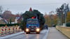 Mit einem Tieflader wurde der Baum über die Brücke von Muldenstein nach Friedersdorf transportiert.