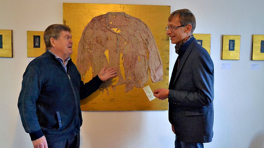 Der ehemalige Landtagspräsident Dieter Steinecke im Gespräch mit Künstler Marcus Barwitziki über das Bild „Das goldene Hemd“.
