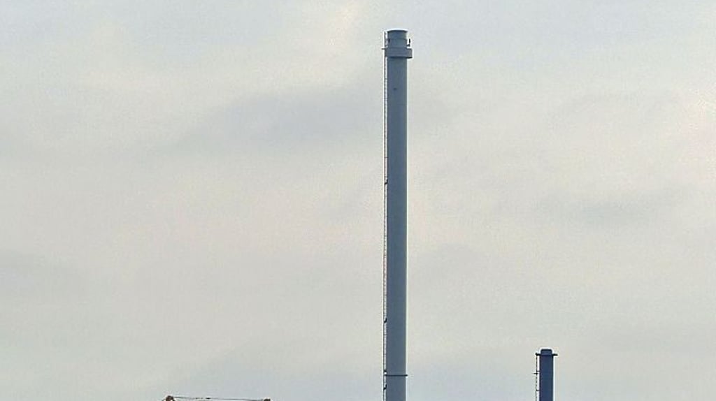Überschüssiges Gas wird beim Unternehmen Verbio in Zörbig über hohe Anlagen abgeleitet.