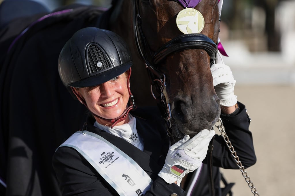 Dressurreiterin Jessica von Bredow-Werndl wurde vom internationalen Weltverband FEI geehrt.
