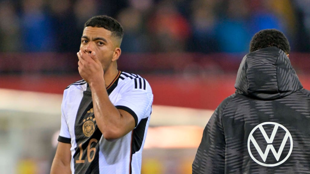 Benjamin Henrichs von RB Leipzig mit der passenden Geste zum 0:2 der deutschen Nationalmannschaft gegen Österreich.